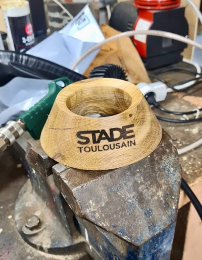 Un tee en bois avec le logo du Stade Toulousain