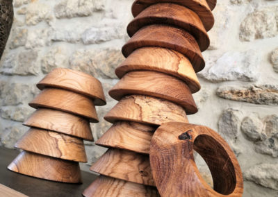 Une pile gigantesque de socles tee de ballon de rugby en bois