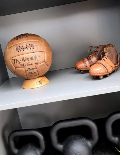 Support de ballon de foot pour une déco vintage dans une salle de sport