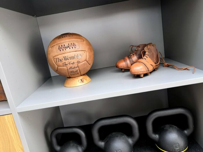 Support de ballon de foot pour une déco vintage dans une salle de sport