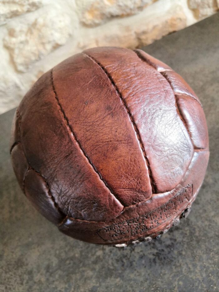 Coutures d'un vieux ballon de handball vintage