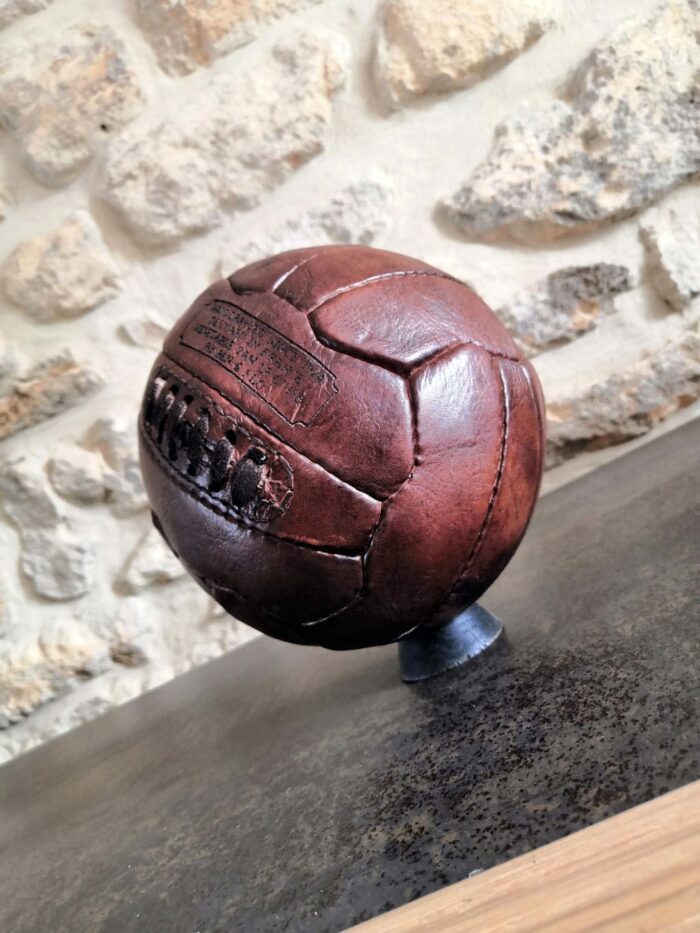 Petit ballon de handball posé sur un socle en bois