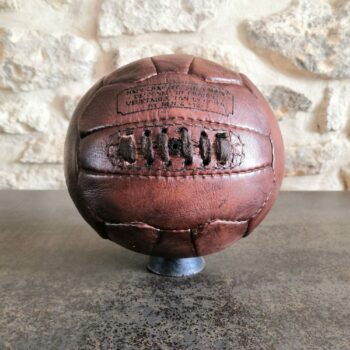 Ancien ballon de Handball posé sur un meuble