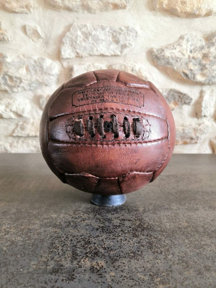 Ancien ballon de Handball posé sur un meuble