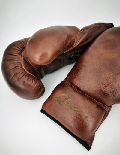 Vue macro sur une paire de gants de boxe en cuir avec gravure sur le poignet