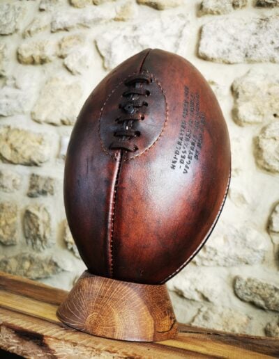 Pallon de rugby vintage brun sur son socle