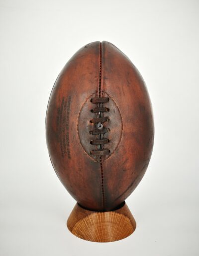 Ballon de rugby vintage marron sur fond blanc.