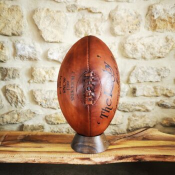 Ballon de rugby 1924 sur son socle