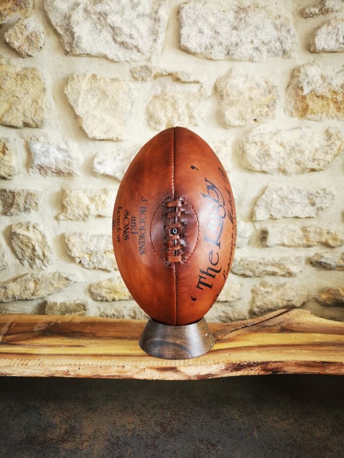 Ballon de rugby 1924 sur son socle