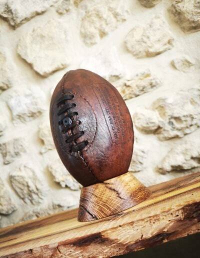 Mini ballon de rugby exposé sur son socle.