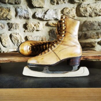 Une paire de patins à glace artistique en cuir vintage