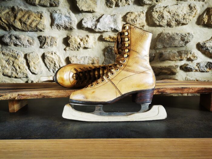 Une paire de patins à glace artistique en cuir vintage