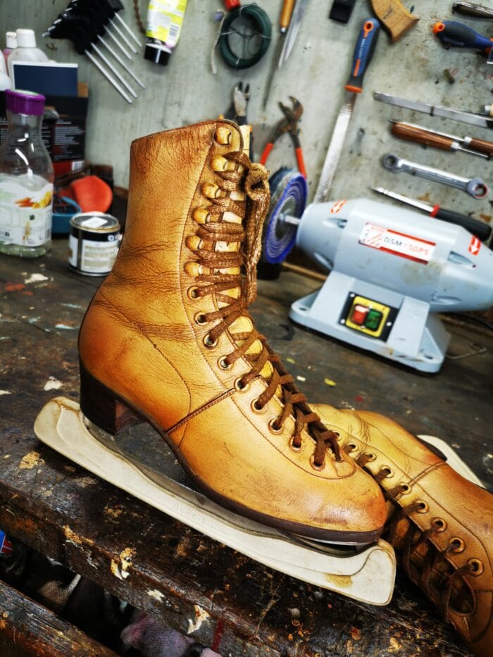 Un vieux patin à glace en cuir