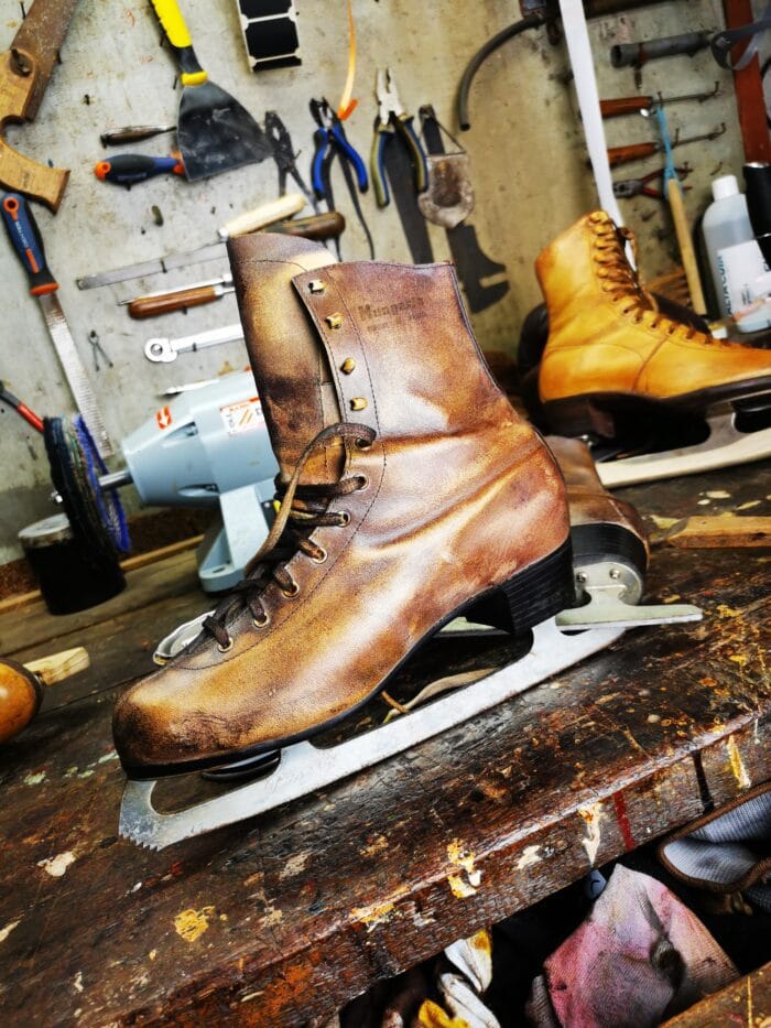 Des patins à glace vintage sur un atelier