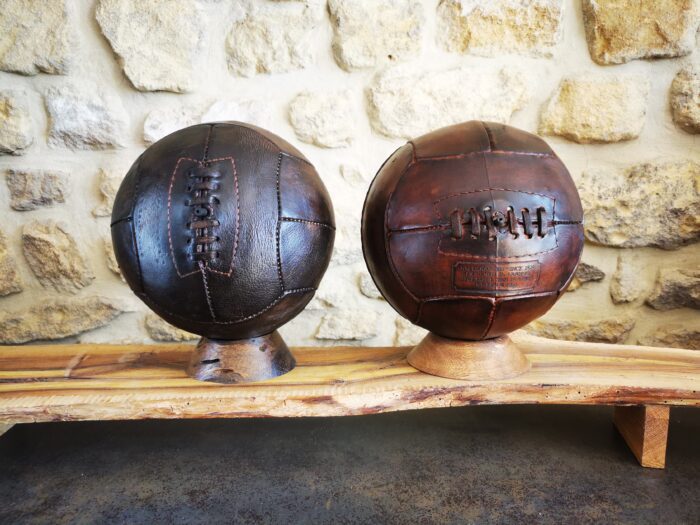 2 ballons de foot en cuir posés l'un à côté de l'autre