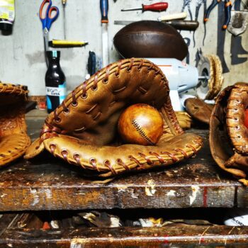 Des gants de baseball usagés posés sur un atelier.