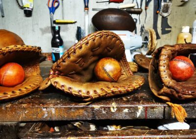 Des gants de baseball usagés posés sur un atelier.