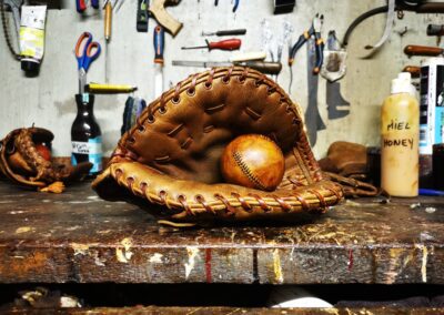 Gant de baseball en cuir usagé posé sur un atelier