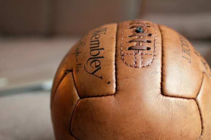 Présentation macro du lacage d'un ancien ballon de football Wembley