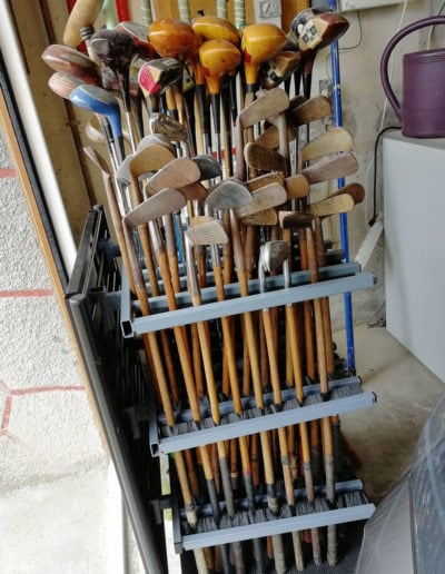 Stock de nombreux clubs de golf vintage