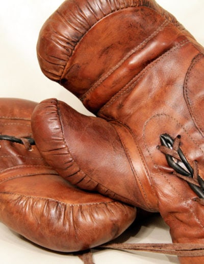 anciens gants de boxe pris en photo de face