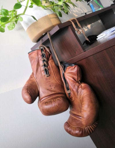 Vieille paire de gants de boxe accrochée