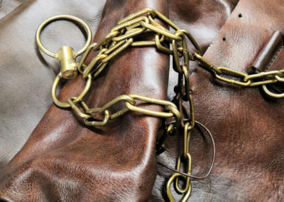 Ancien sac de frappe de boxe avec ses chaines en laiton