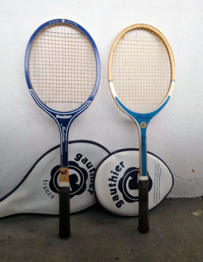 2 anciennes raquettes de tennis vintage en bois de marque Gauthier