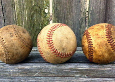 3 balles de basaball vintage de couleur différentes