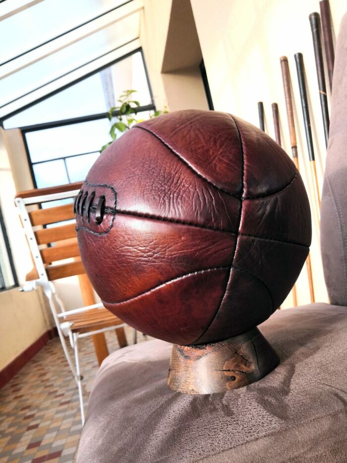 Presentation of an old basketball in the sun