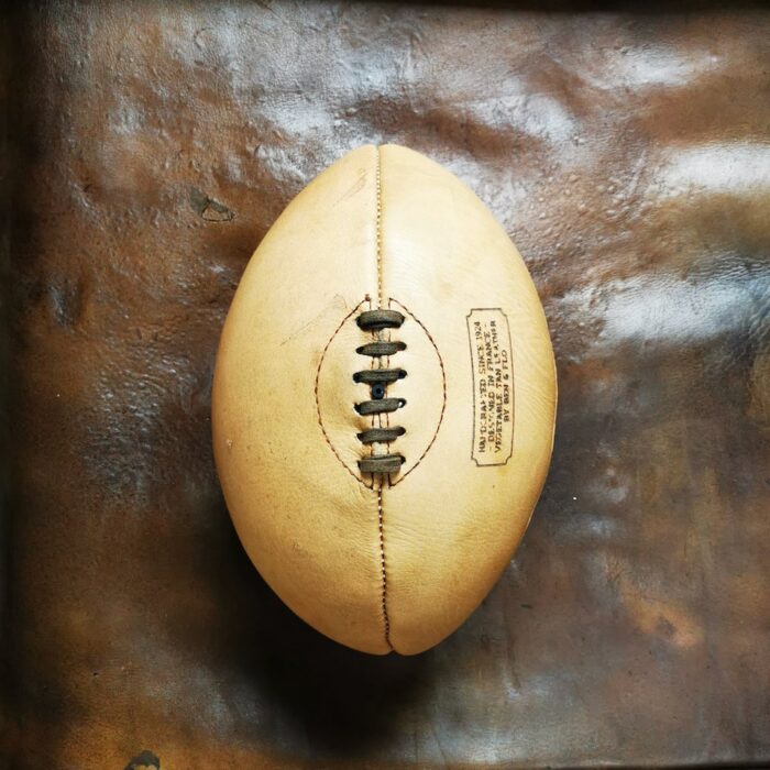 Un ballon de rugby en cuir à la couleur 100% naturelle et sans traitement.