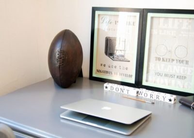 Un ballon en cuir ancien qui décore un vieux bureau en chêne