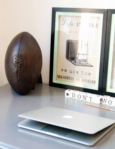 Un ballon en cuir ancien qui décore un vieux bureau en chêne