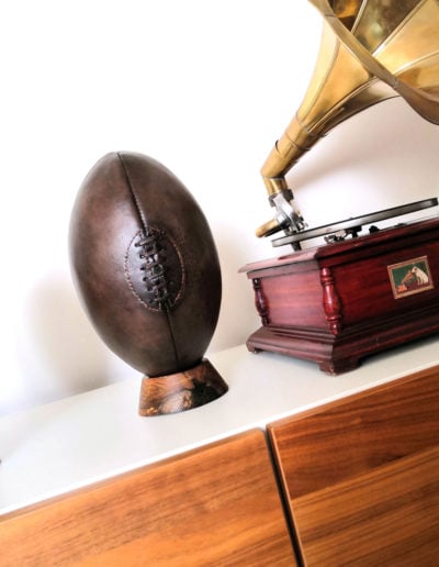 Un gramophone et un ballon de rugby vintage pour une déco de chambre vintage