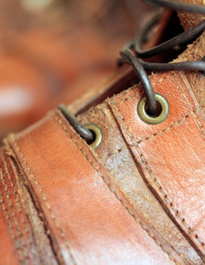 Détail sur la finitiion de l'oeuillet du lacet de la paire de crampons vintage