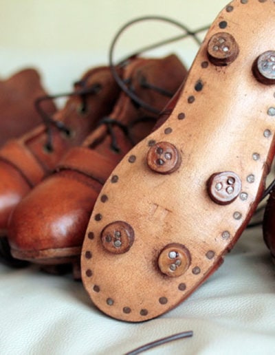 Crampons en bois d'une vieille paire de chaussure de foot pour enfant