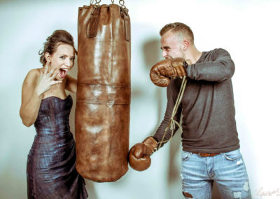 Sac de frappe en cuir entre les mains d'un jeune couple