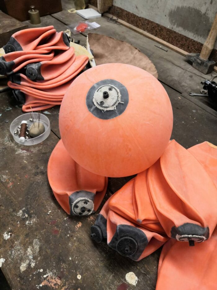 Une vessie de ballon de foot gonflée dans un atelier