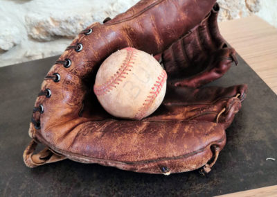 Un gant de baseball et sa balle dans le cadre d'une décoration vintage