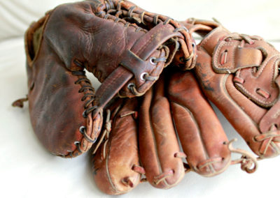 2 gants de baseball anciens qui se chevochent