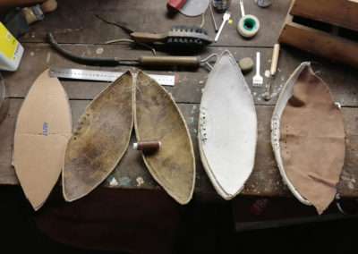 Fabrication d'un ballon de rugby dans un atelier