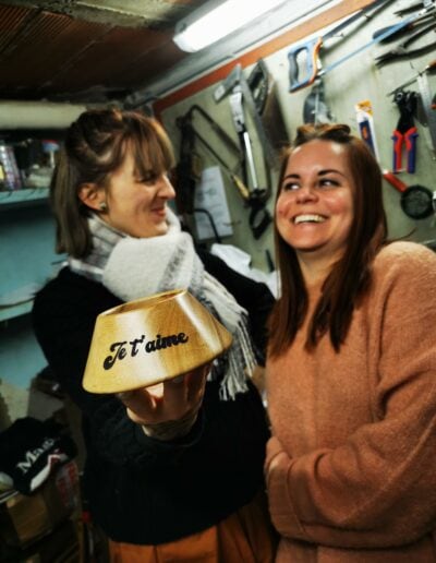 2 filles avec un socle tee de rugby en bois entre les mains avec écris Je t'aime