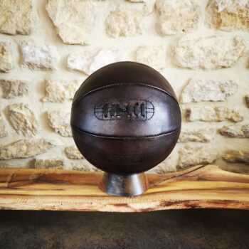 Ballon de basket cuir vintage smocky sur socle en bois massif.