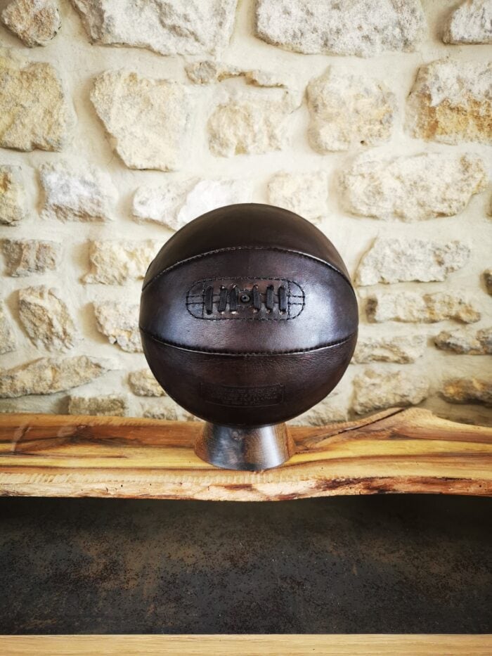 Ballon de basket cuir vintage smocky sur socle en bois massif.