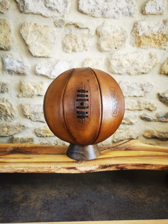 Ballon de basket vintage couleur miel sur son socle en bois massif