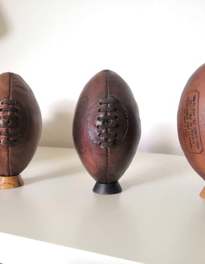 3 bases to display mini rugby balls