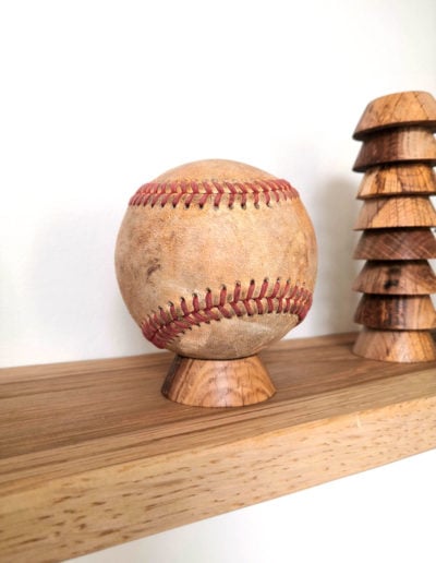 Balle de baseball ancienne sur son socle