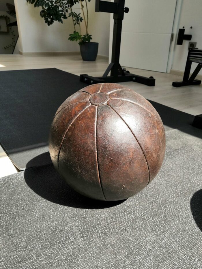 Ancien médecine ball en cuir