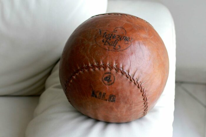 Old leather medicine ball 4kg 2 panels