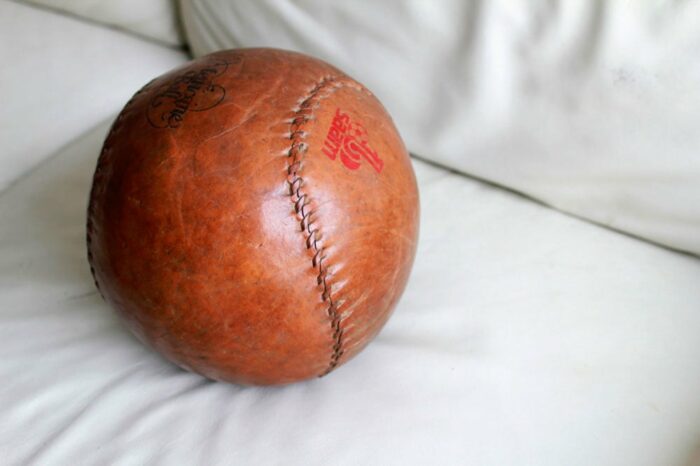 Old leather medicine ball 4kg 2 panels